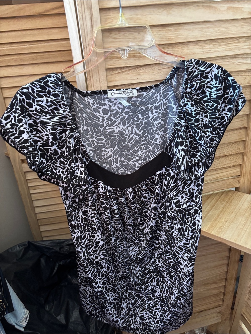 Claudia Richard Black and White Abstract Print Blouse
Large